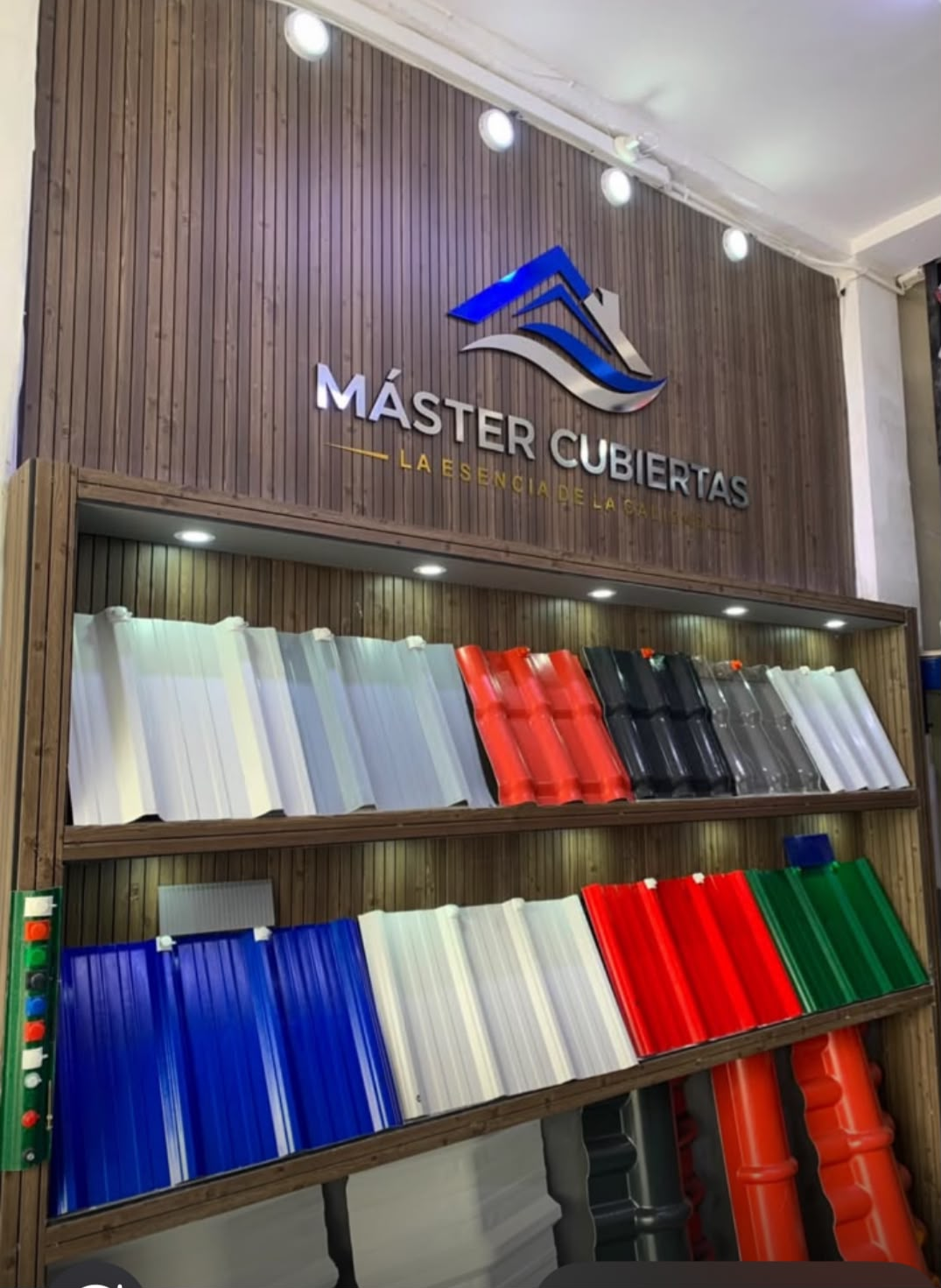 Muestrario de cubiertas y logotipo de Mastercubiertas en su punto de atención